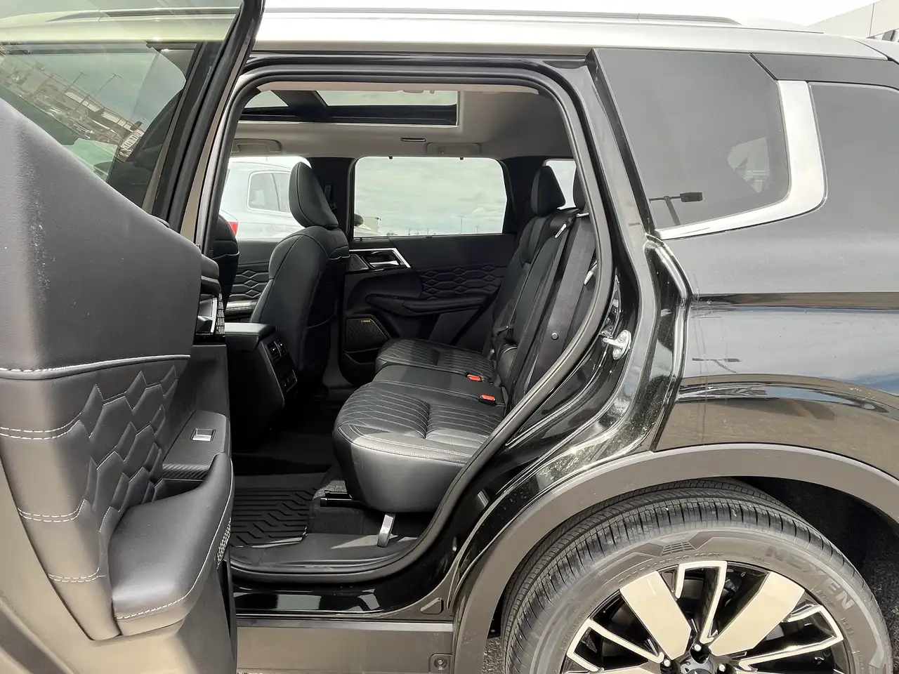 Mitsubishi Outlander photo Mitsubishi Outlander