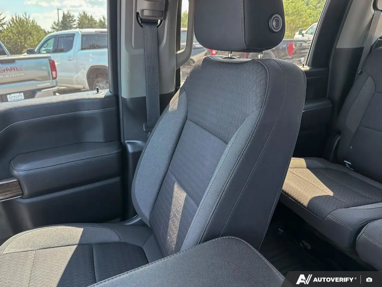 GMC Sierra 3500HD снимка GMC Sierra 3500HD