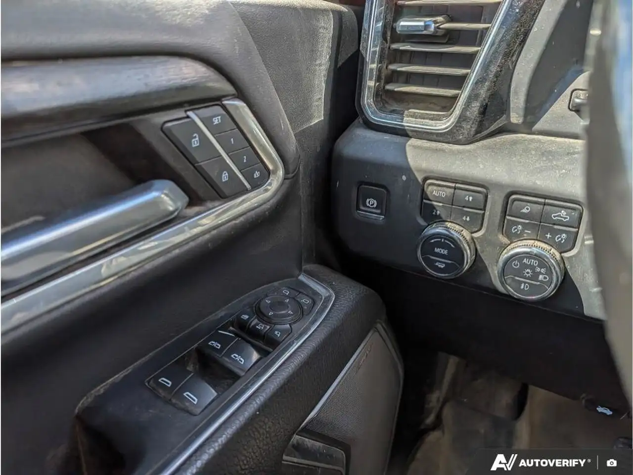 GMC Sierra 3500HD снимка GMC Sierra 3500HD