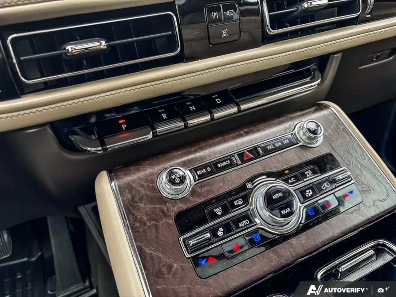 Lincoln Aviator снимка Lincoln Aviator