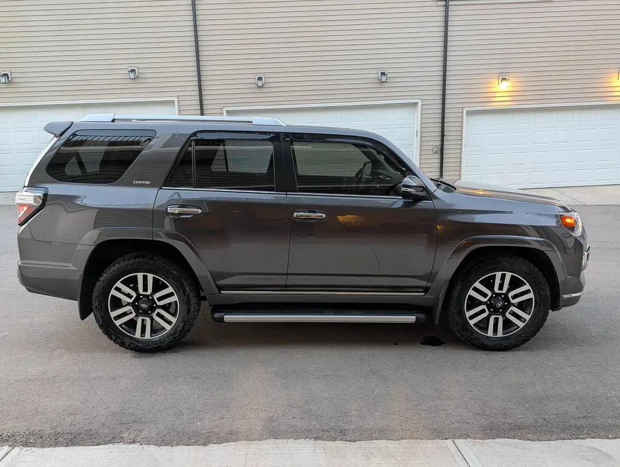 Toyota 4-Runner снимка Toyota 4-Runner