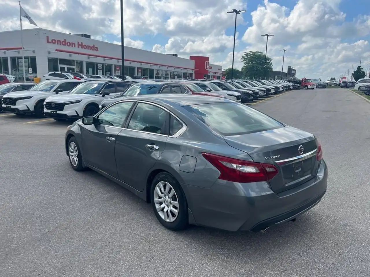 Nissan Altima снимка Nissan Altima