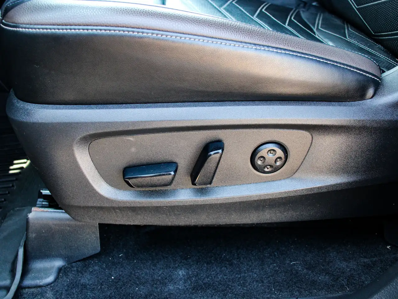 Nissan Pathfinder photo Nissan Pathfinder