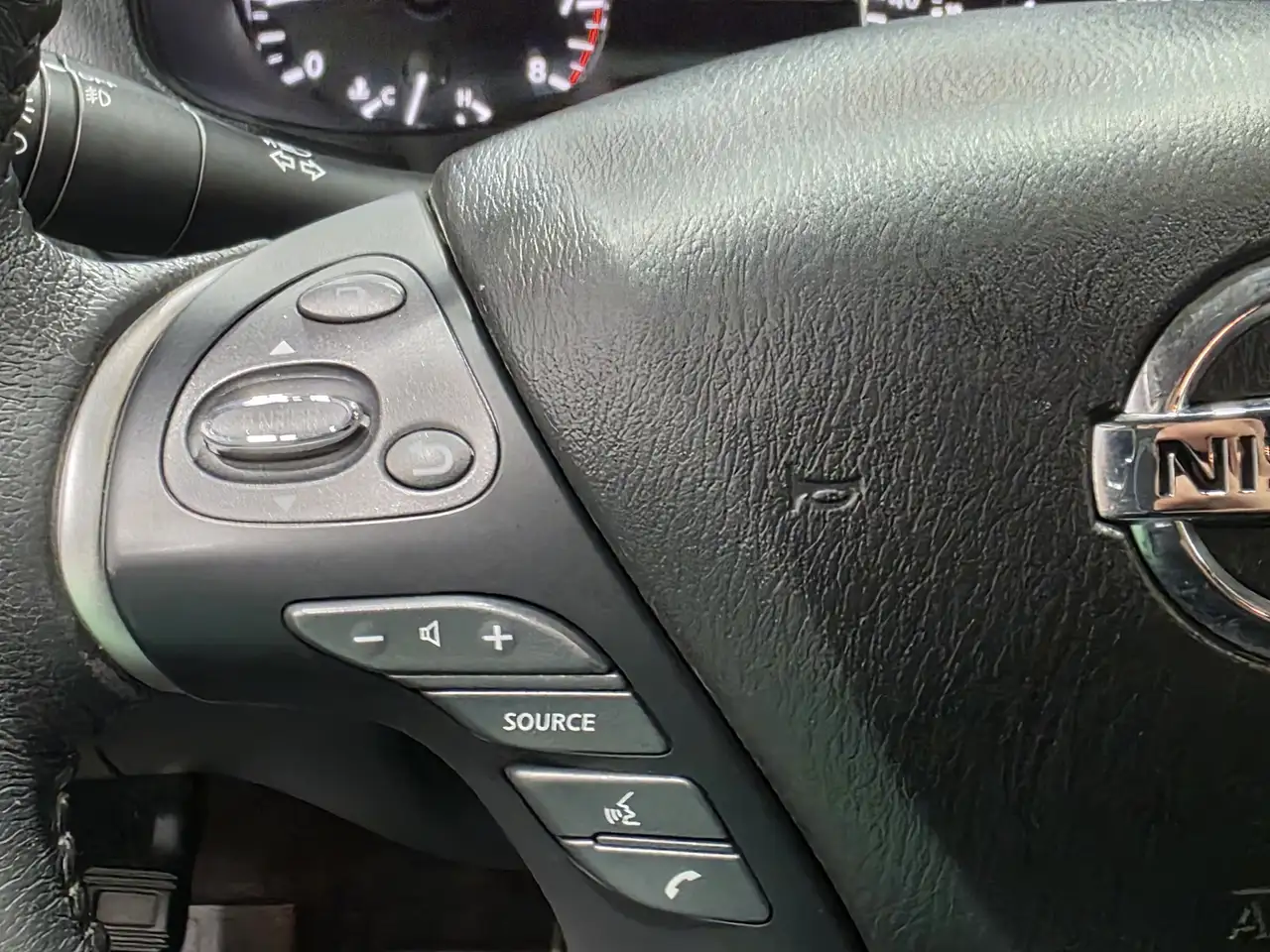 Nissan Pathfinder снимка Nissan Pathfinder