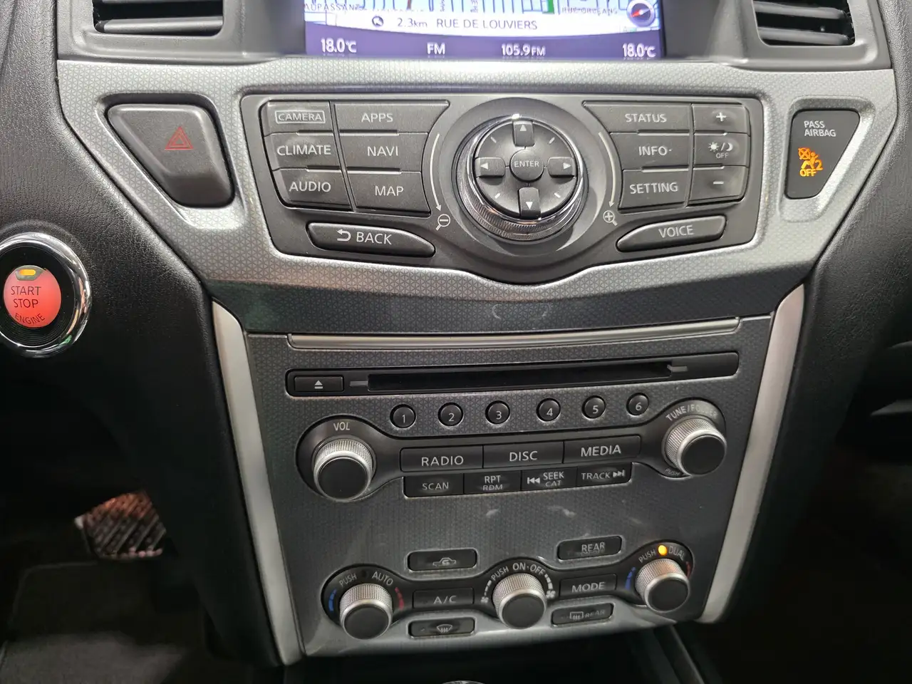 Nissan Pathfinder снимка Nissan Pathfinder