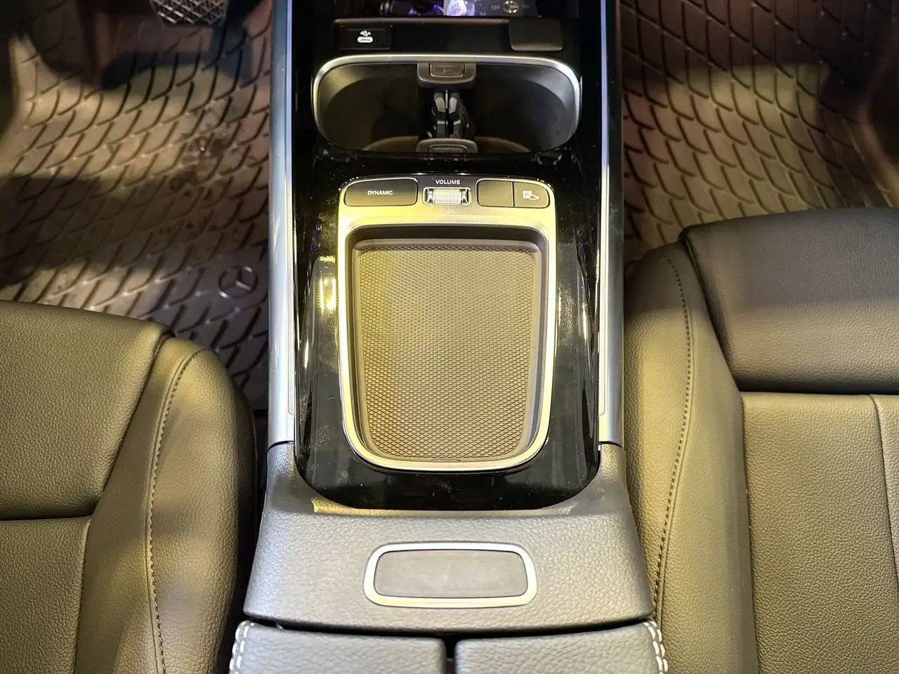 Mercedes-Benz GLA снимка Mercedes-Benz GLA
