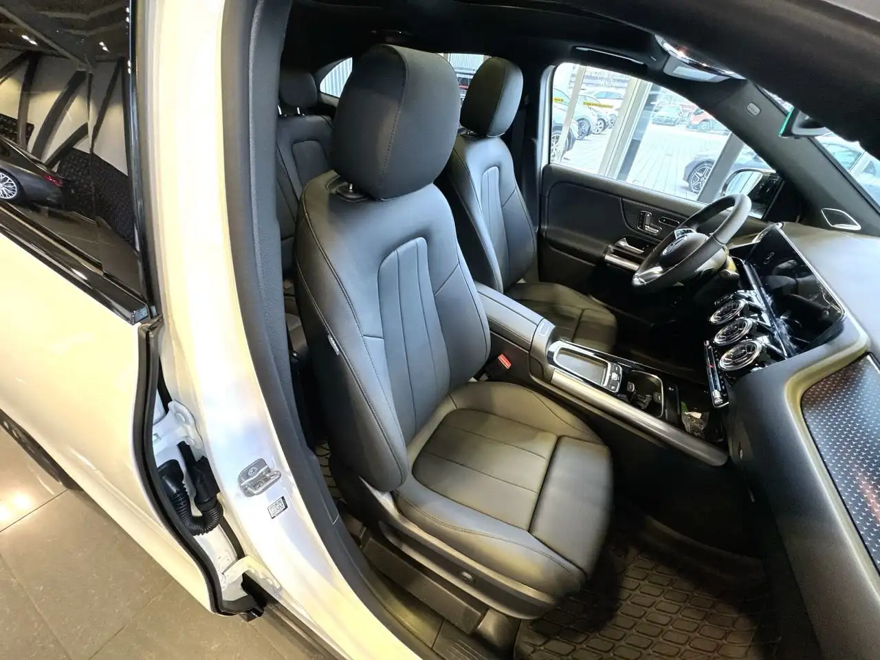 Mercedes-Benz GLA снимка Mercedes-Benz GLA