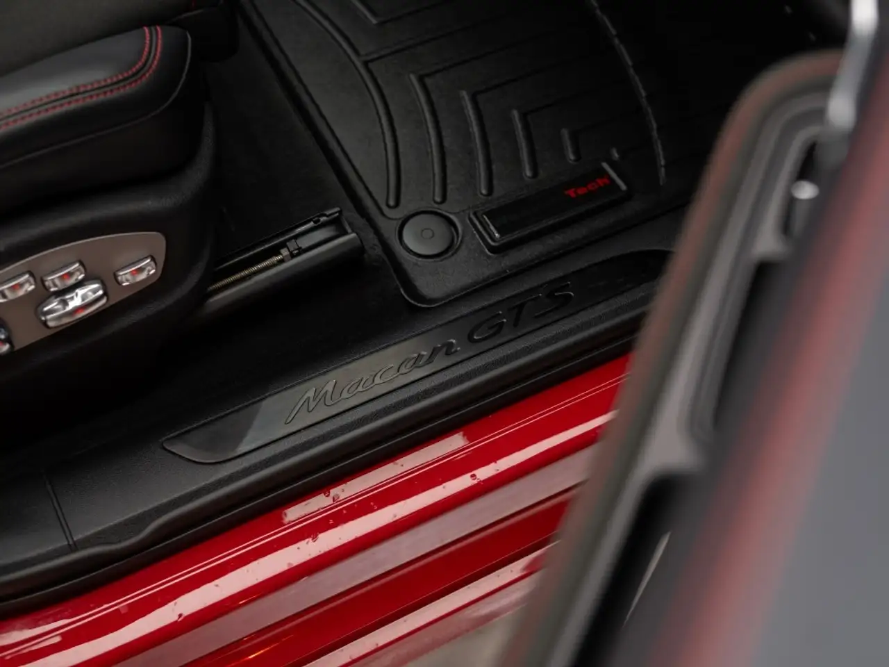 Porsche Macan photo Porsche Macan
