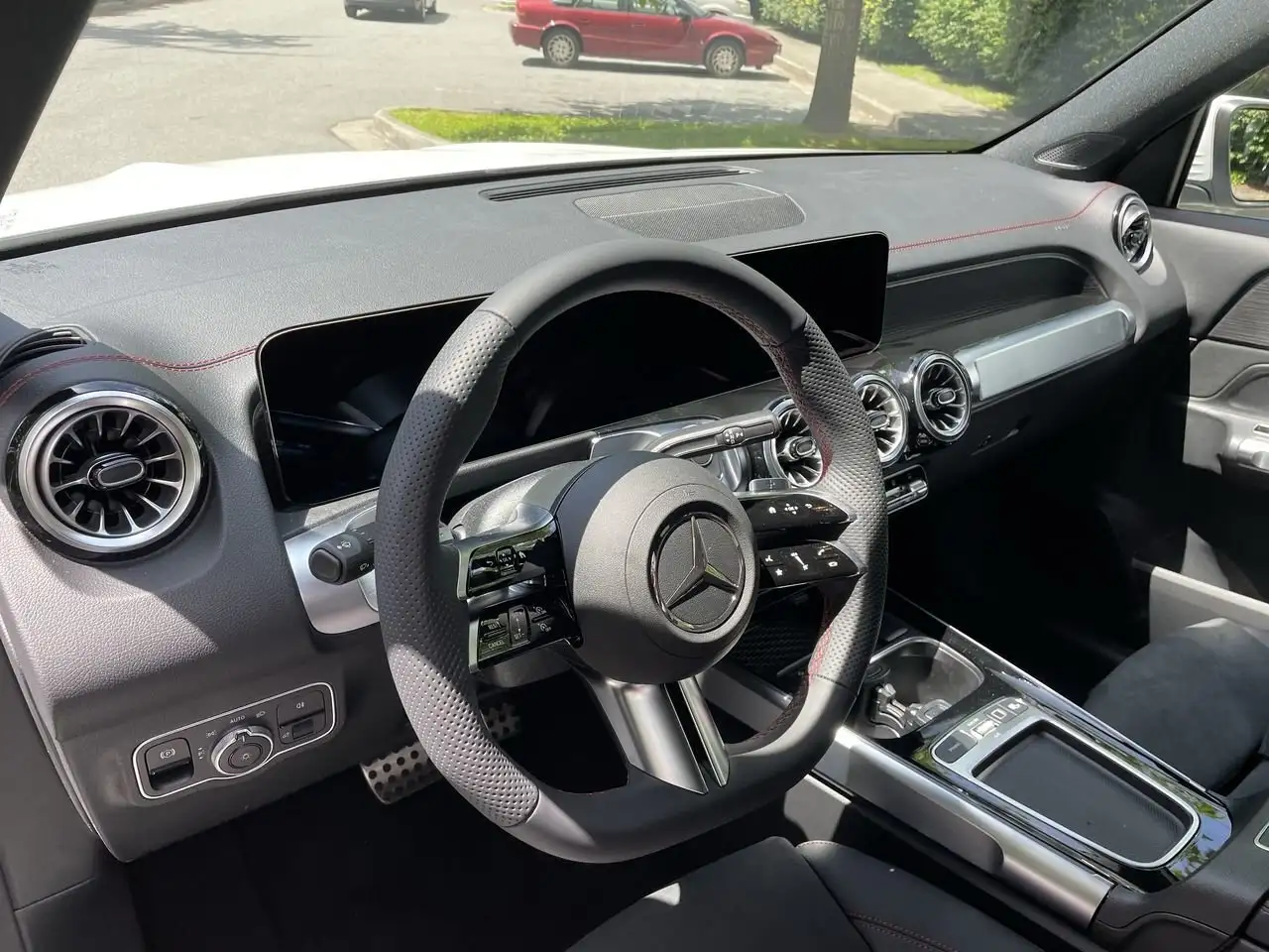Mercedes-Benz EQB снимка Mercedes-Benz EQB