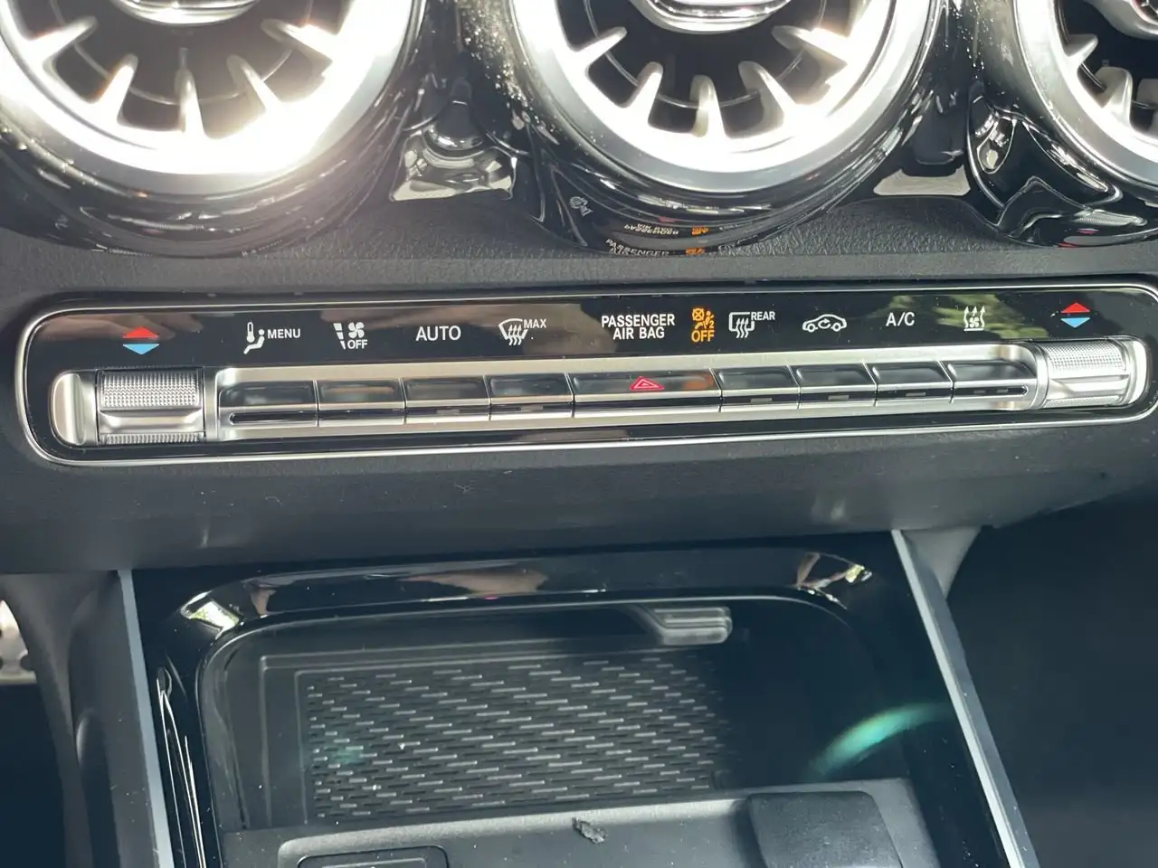 Mercedes-Benz EQB снимка Mercedes-Benz EQB