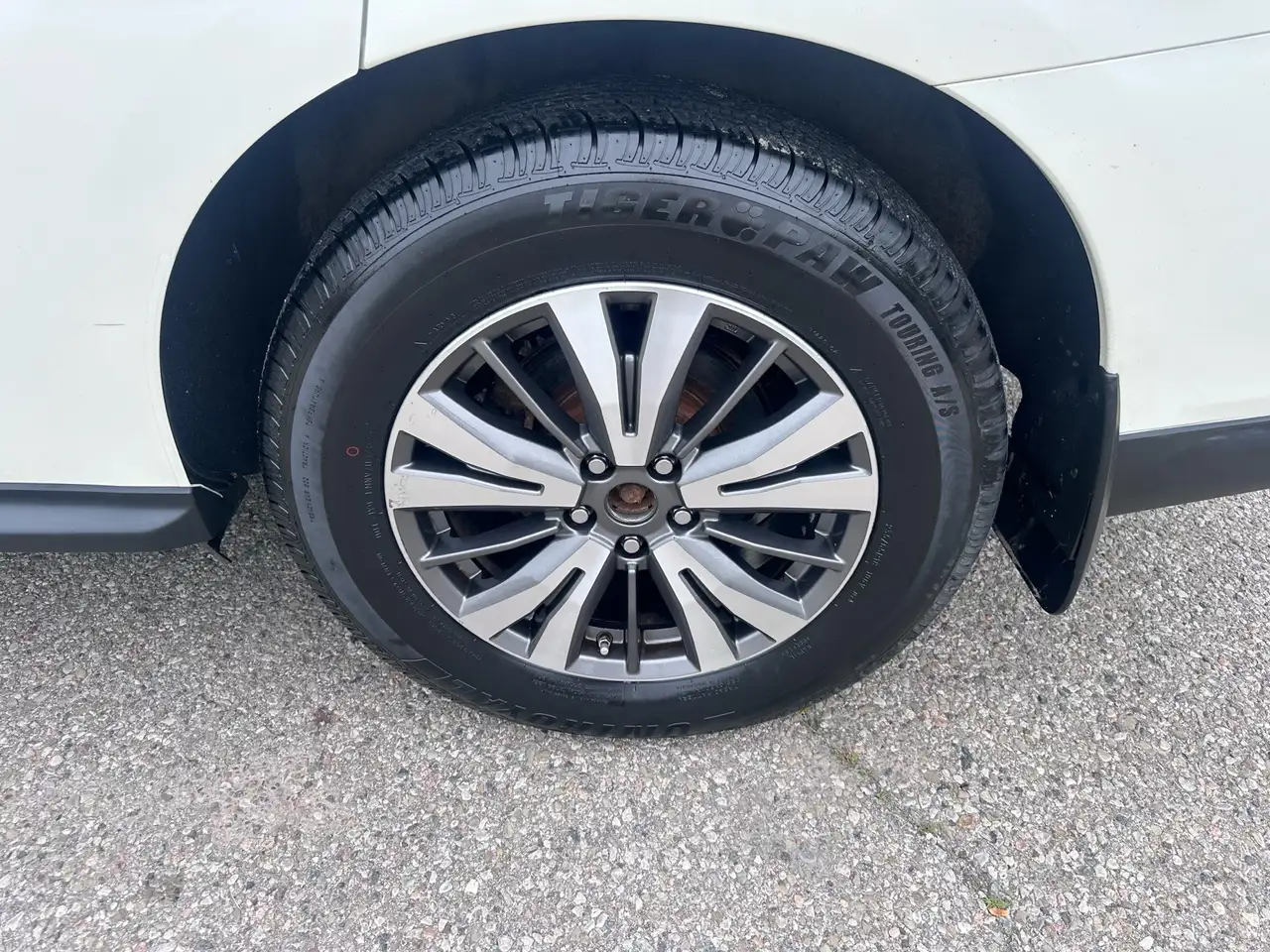 Nissan Pathfinder снимка Nissan Pathfinder