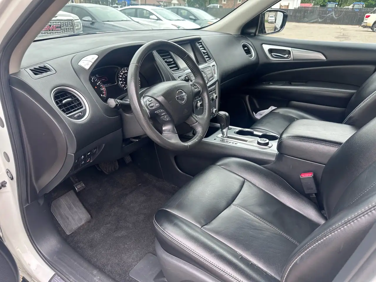 Nissan Pathfinder снимка Nissan Pathfinder