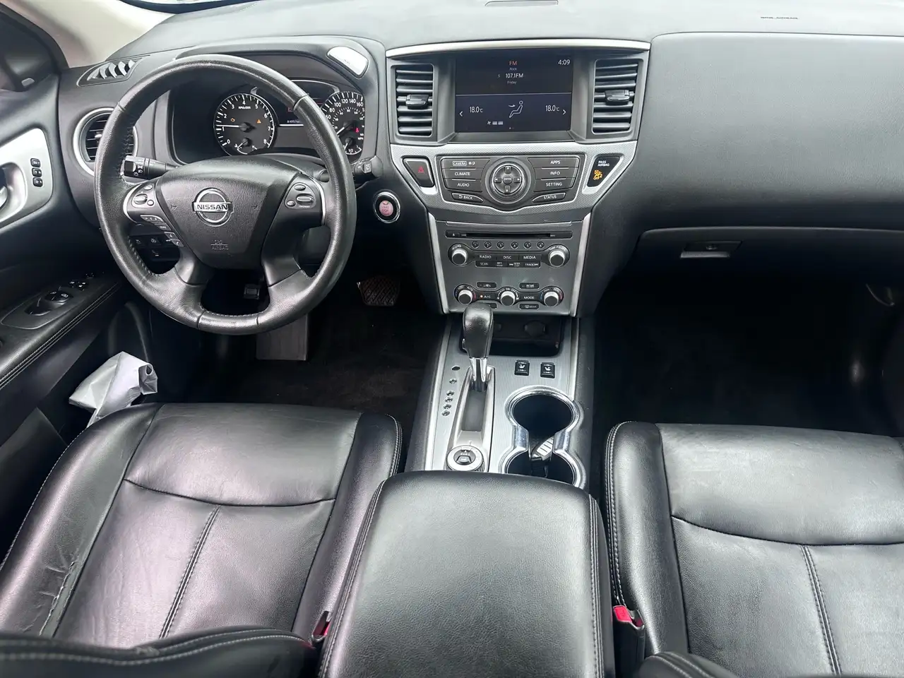 Nissan Pathfinder снимка Nissan Pathfinder