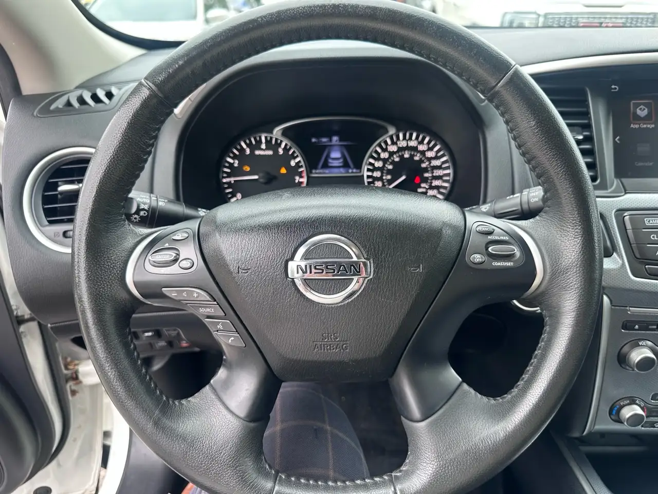 Nissan Pathfinder снимка Nissan Pathfinder
