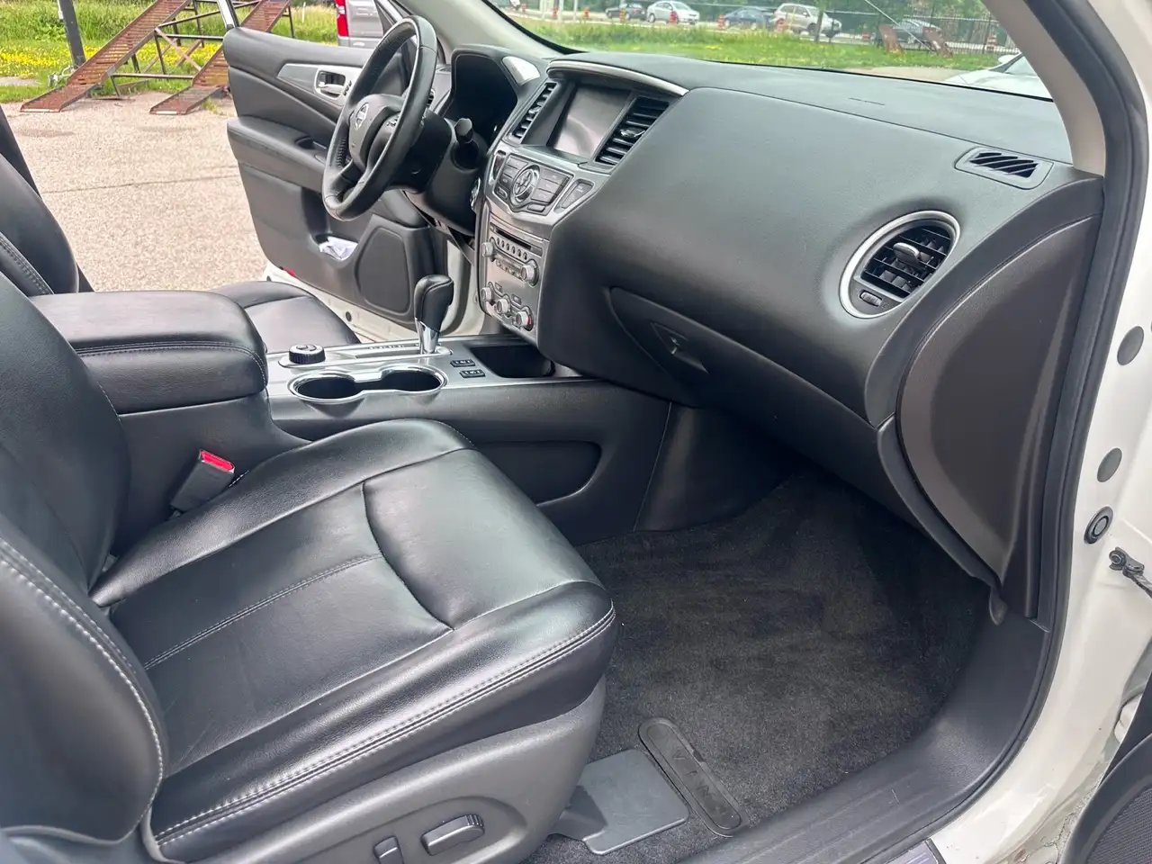 Nissan Pathfinder снимка Nissan Pathfinder