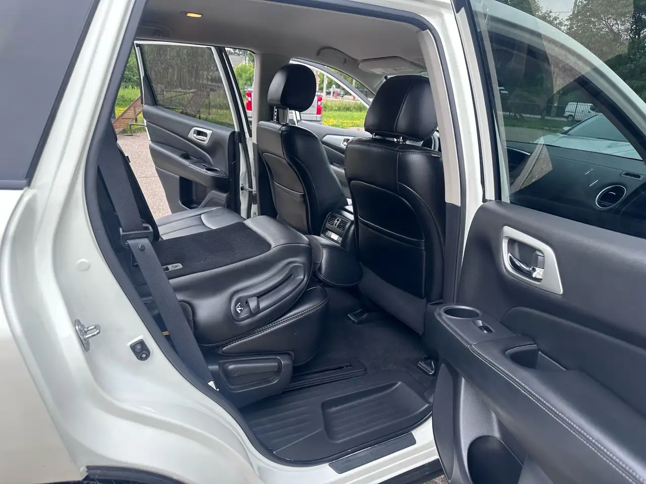 Nissan Pathfinder снимка Nissan Pathfinder