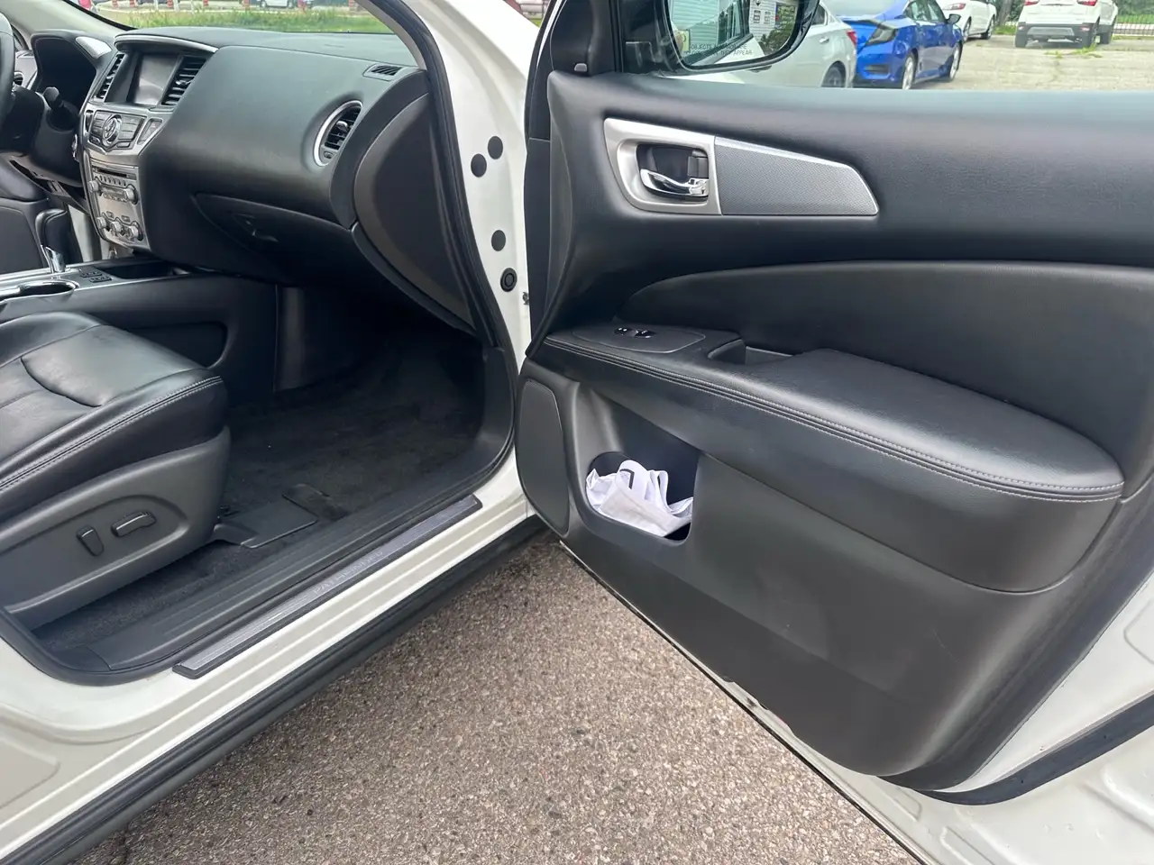 Nissan Pathfinder снимка Nissan Pathfinder