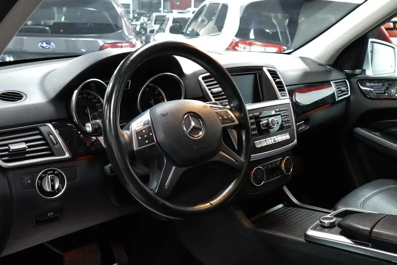 Mercedes-Benz M-Class photo Mercedes-Benz M-Class
