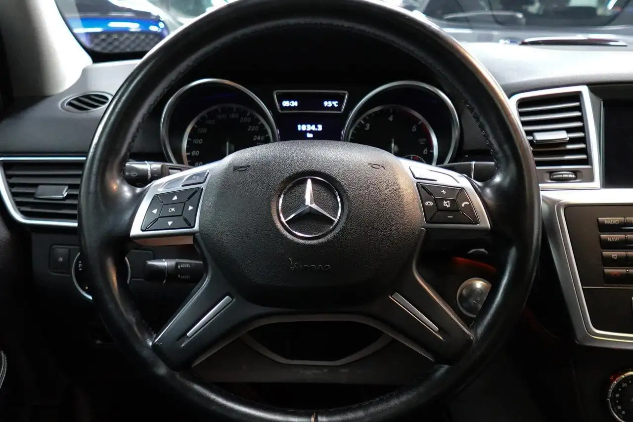 Mercedes-Benz M-Class photo Mercedes-Benz M-Class