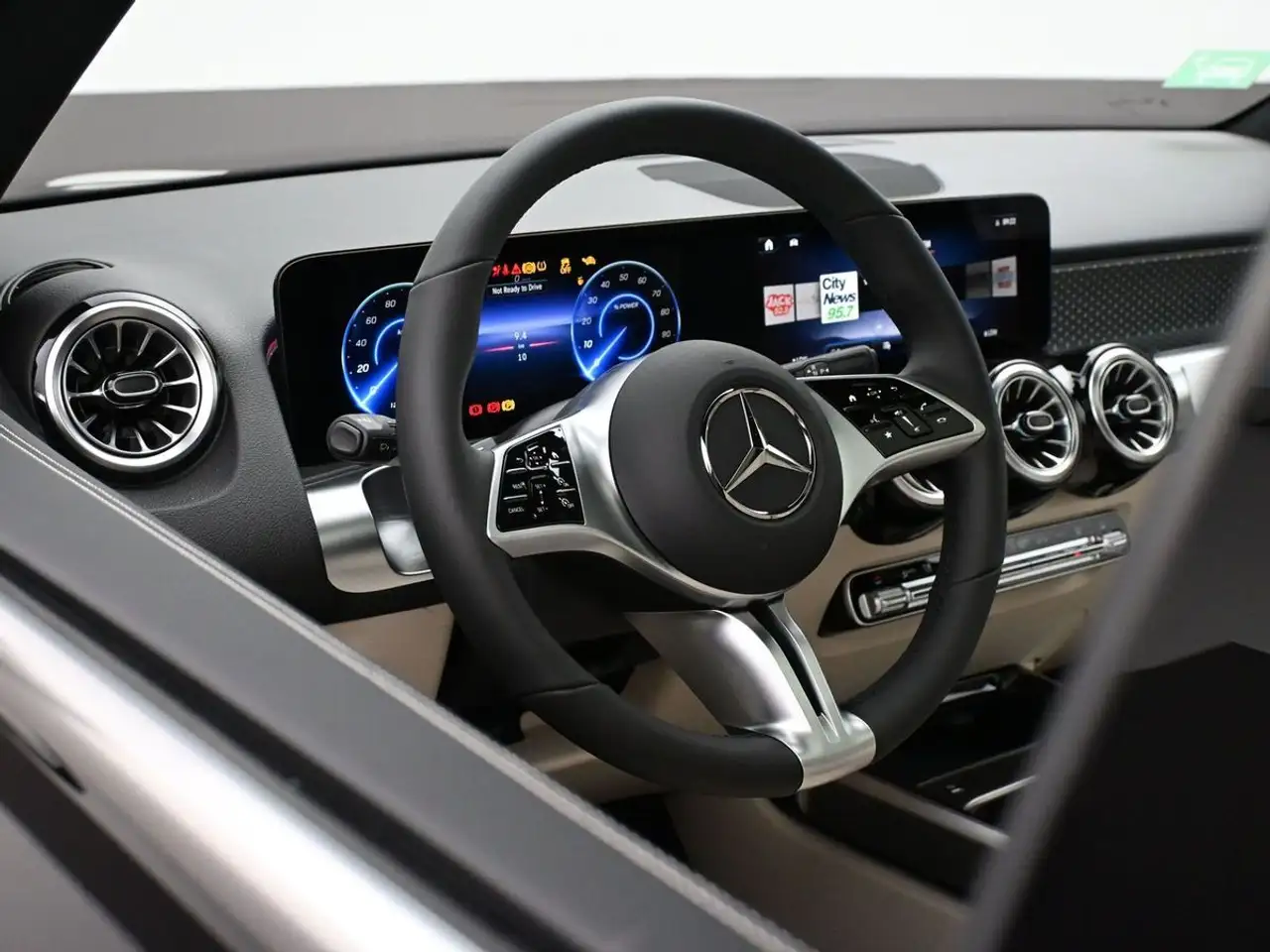Mercedes-Benz EQB снимка Mercedes-Benz EQB