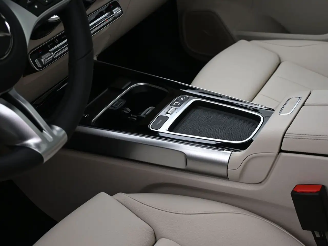 Mercedes-Benz EQB снимка Mercedes-Benz EQB