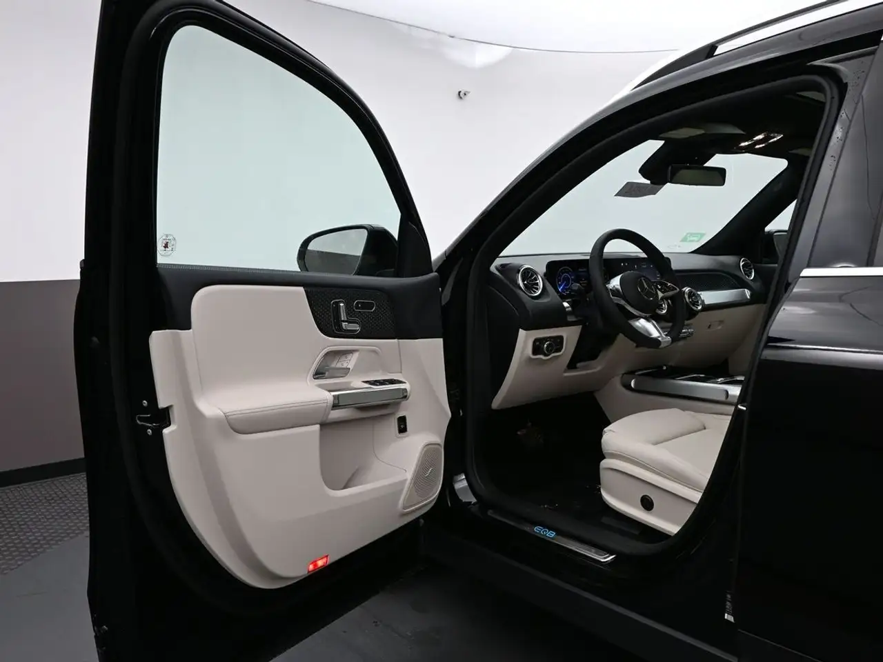 Mercedes-Benz EQB снимка Mercedes-Benz EQB
