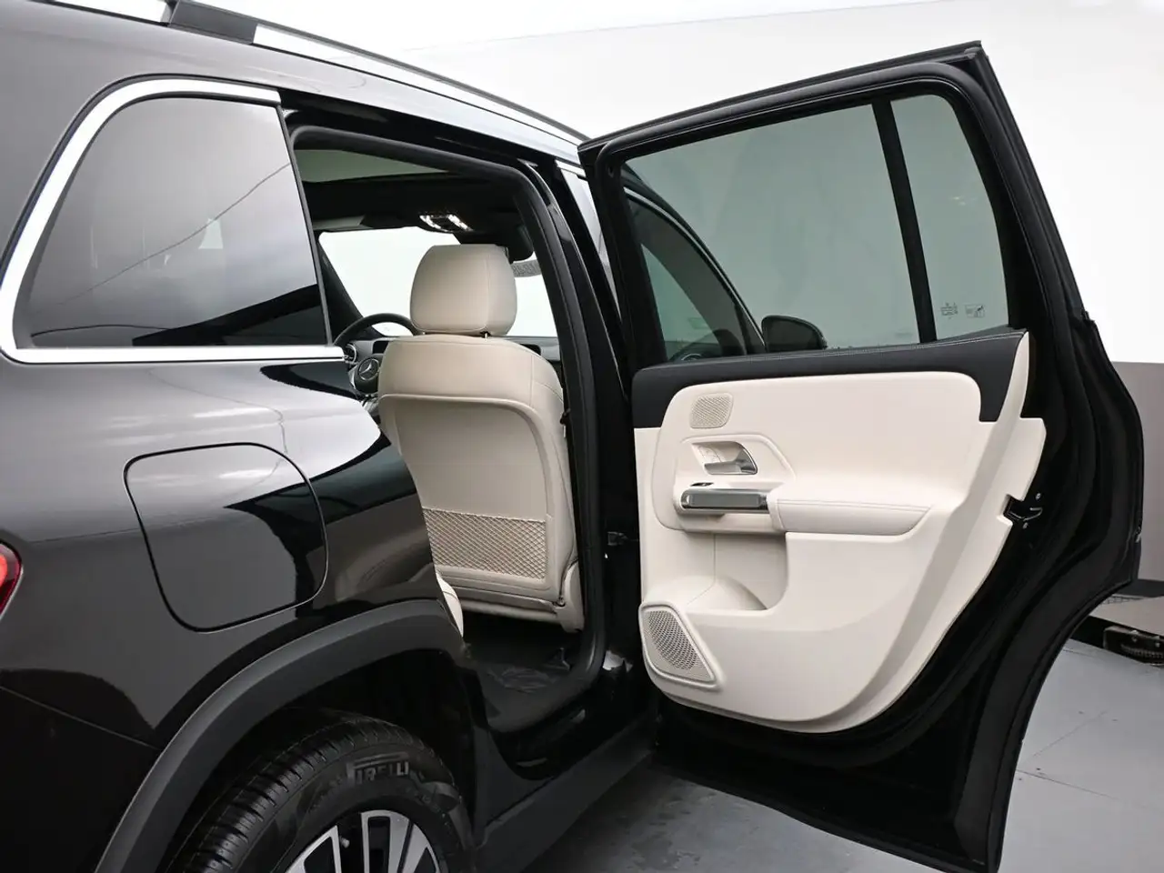 Mercedes-Benz EQB снимка Mercedes-Benz EQB
