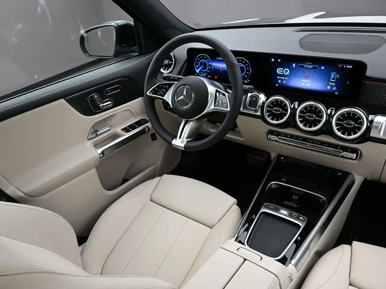 Mercedes-Benz EQB снимка Mercedes-Benz EQB