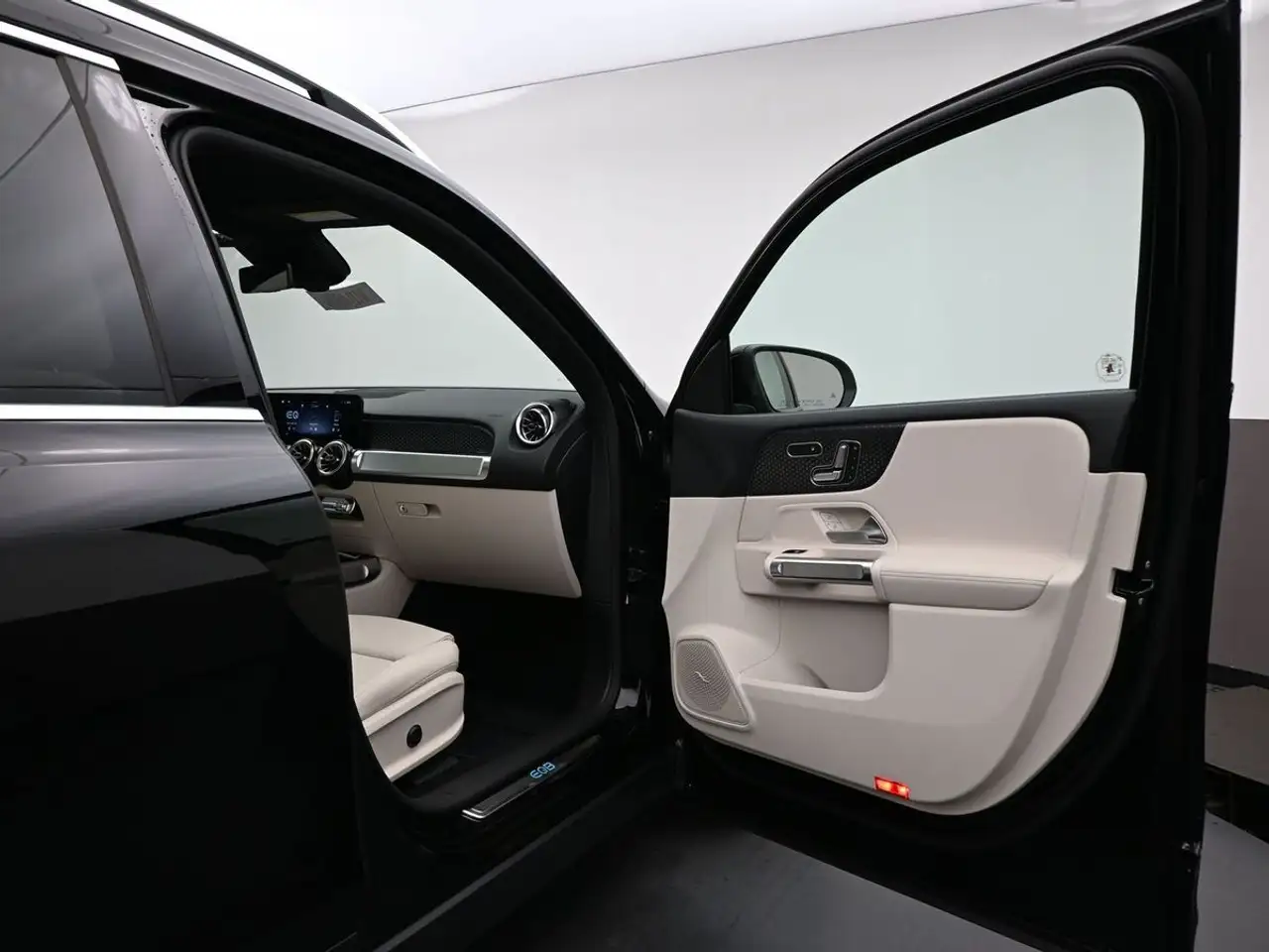 Mercedes-Benz EQB снимка Mercedes-Benz EQB