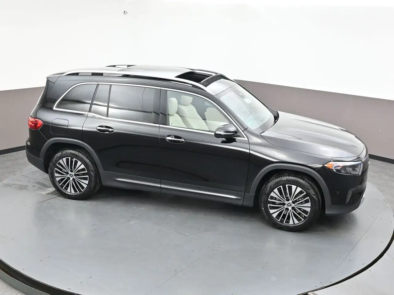 Mercedes-Benz EQB снимка Mercedes-Benz EQB