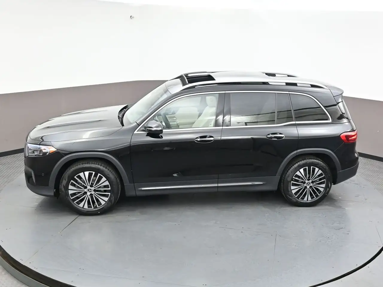 Mercedes-Benz EQB снимка Mercedes-Benz EQB