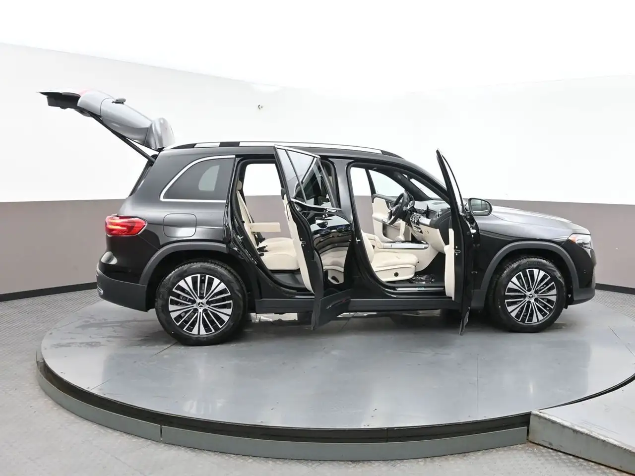 Mercedes-Benz EQB снимка Mercedes-Benz EQB