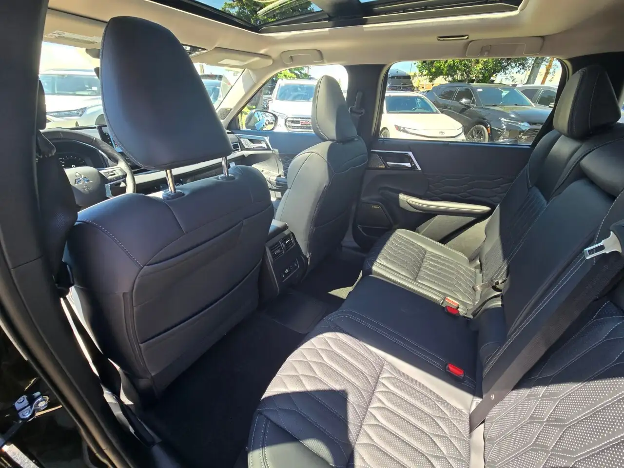 Mitsubishi Outlander photo Mitsubishi Outlander