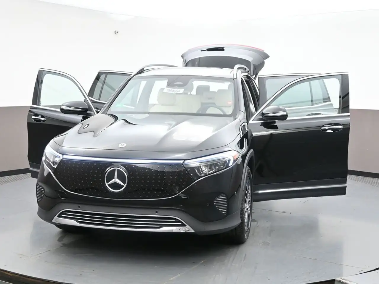 Mercedes-Benz EQB снимка Mercedes-Benz EQB