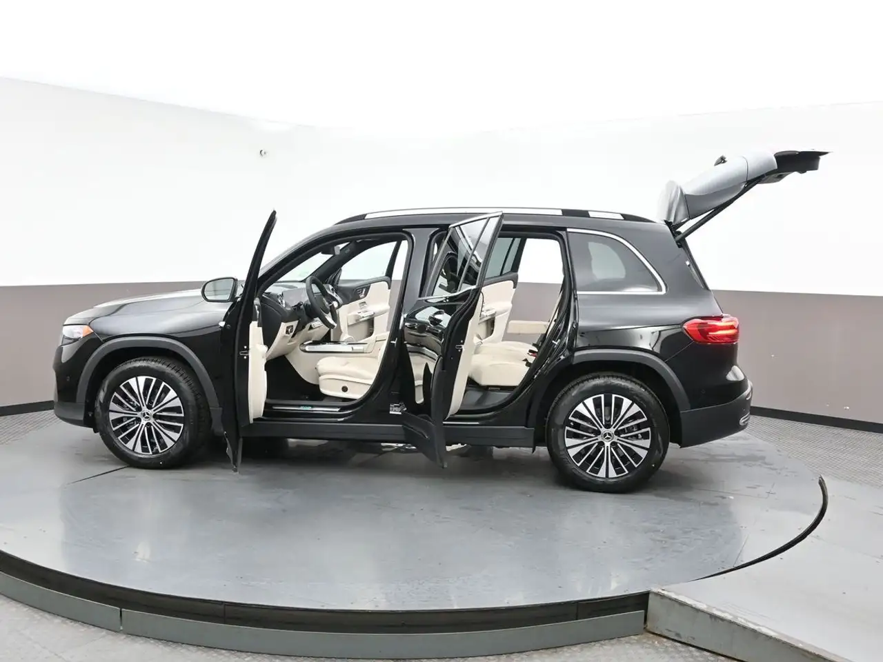 Mercedes-Benz EQB снимка Mercedes-Benz EQB