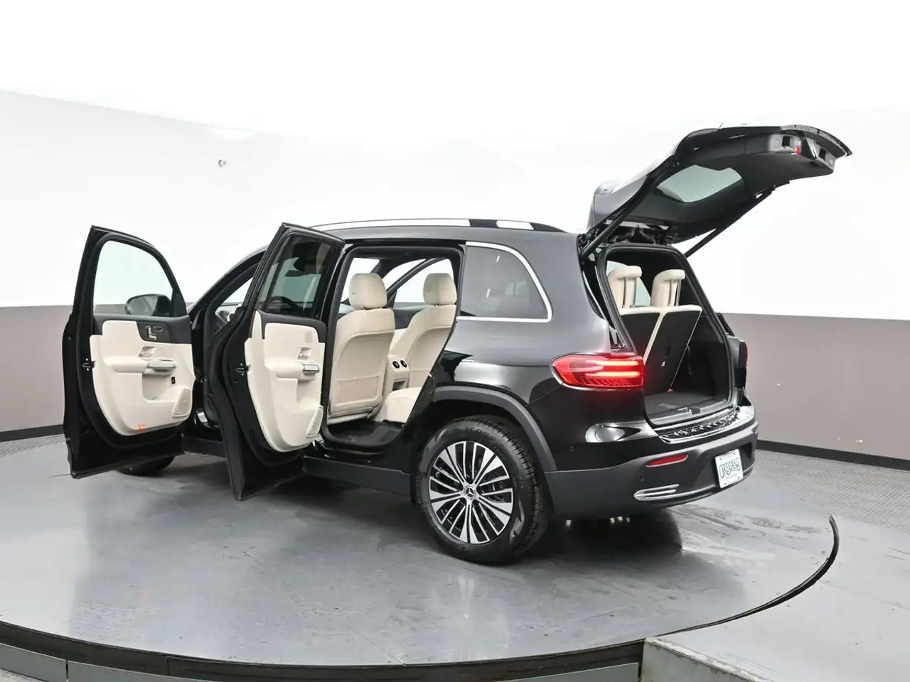 Mercedes-Benz EQB снимка Mercedes-Benz EQB