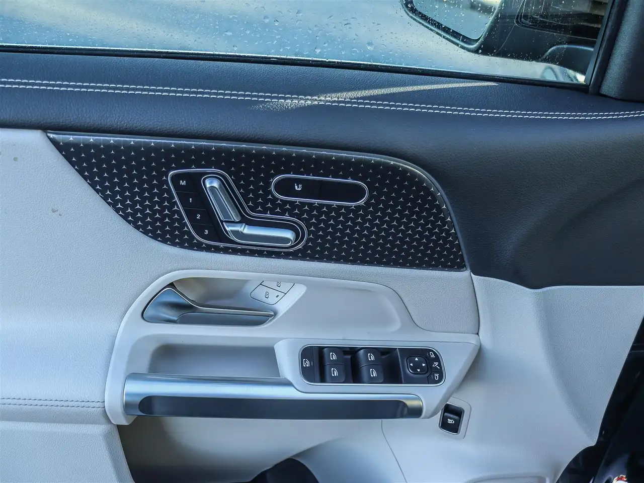 Mercedes-Benz EQB снимка Mercedes-Benz EQB