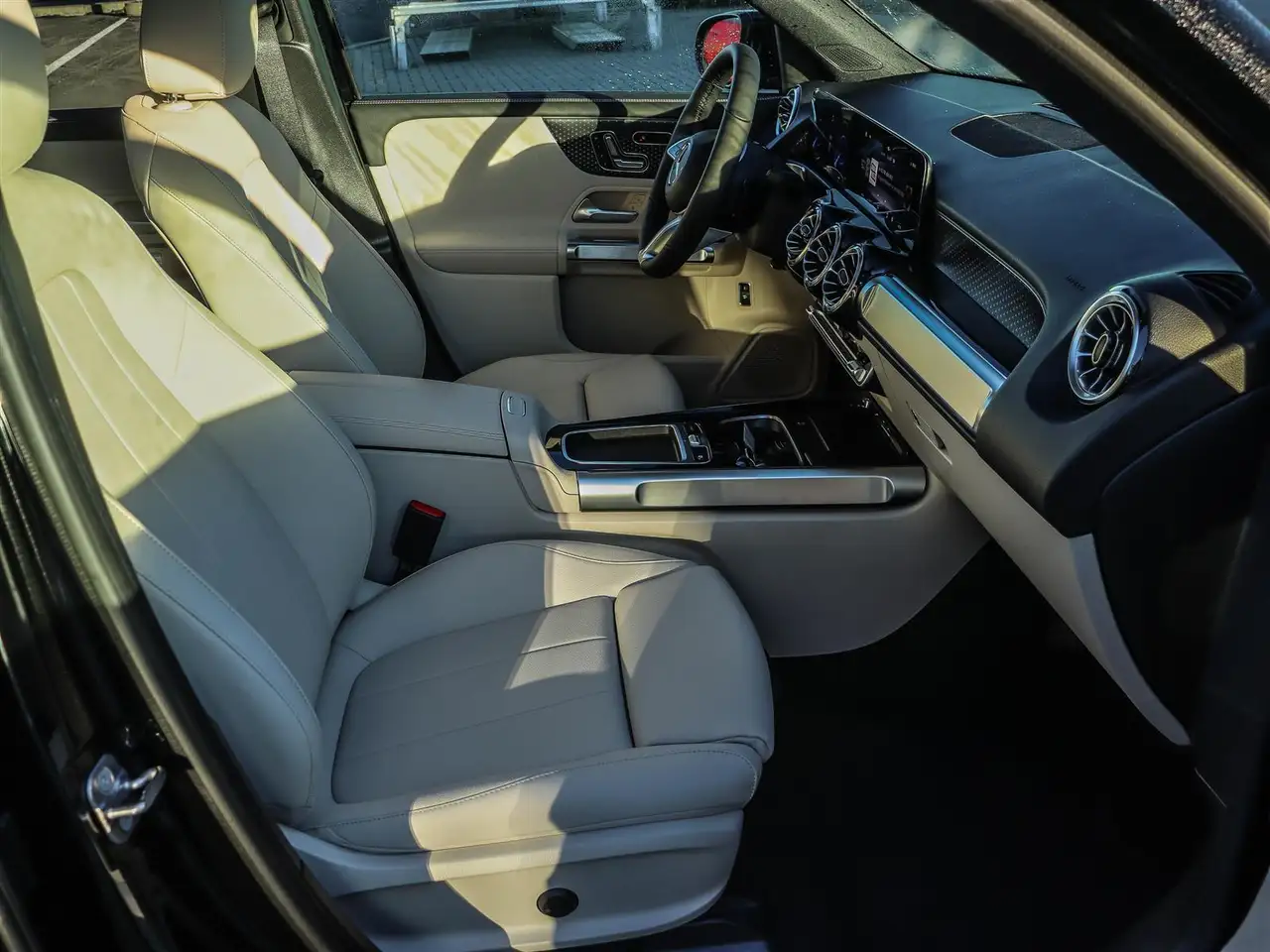 Mercedes-Benz EQB снимка Mercedes-Benz EQB