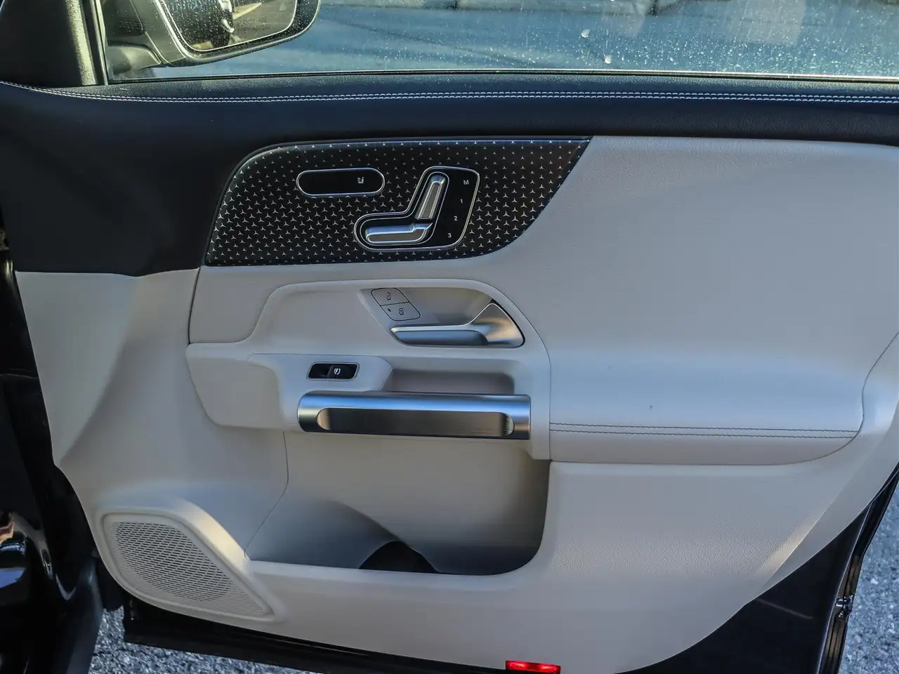 Mercedes-Benz EQB снимка Mercedes-Benz EQB