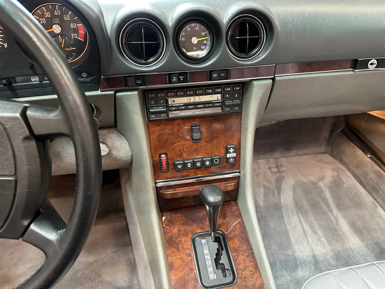 Mercedes-Benz 560 снимка Mercedes-Benz 560