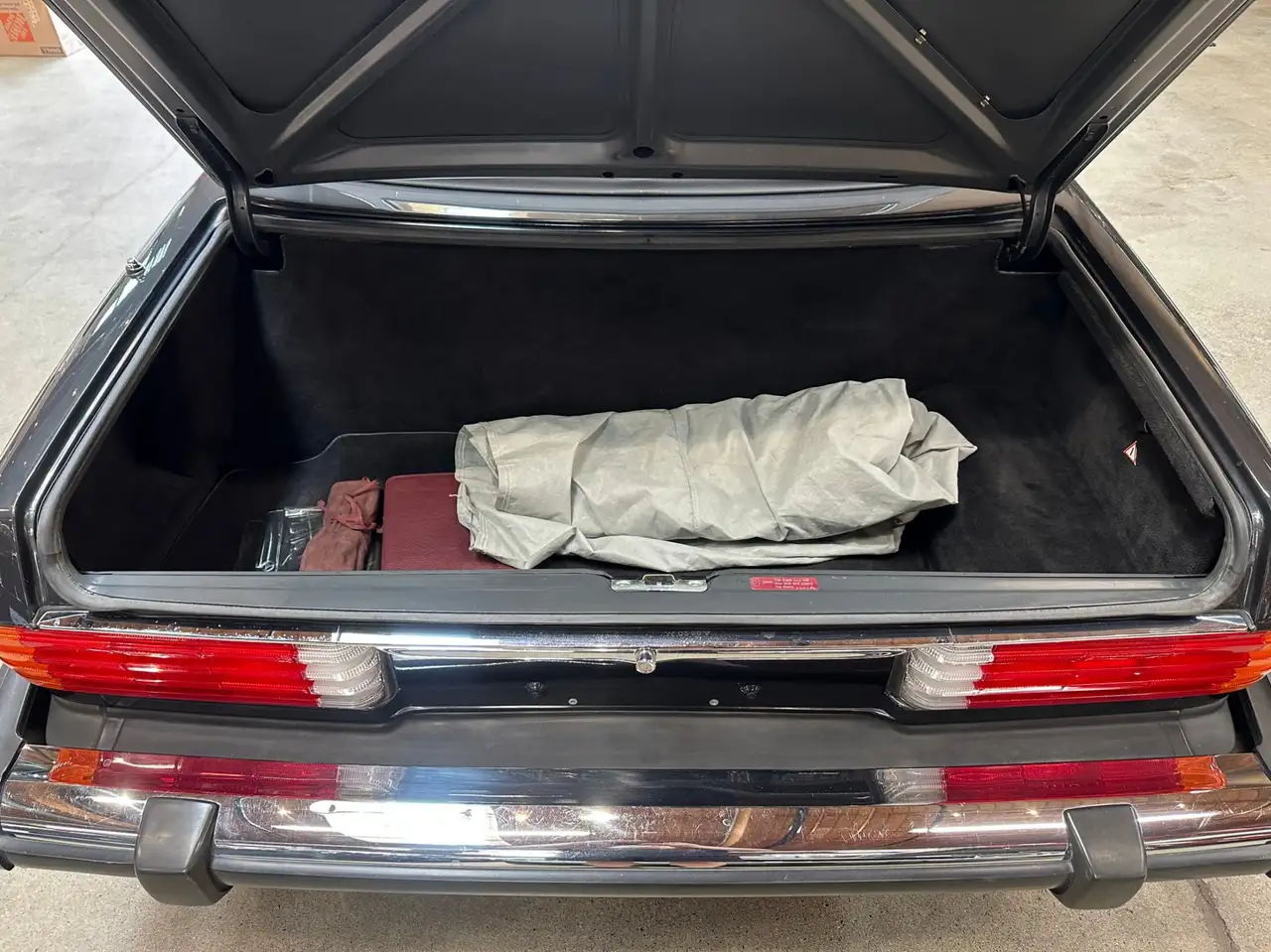 Mercedes-Benz 560 снимка Mercedes-Benz 560