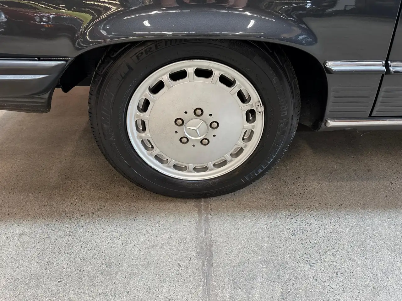 Mercedes-Benz 560 снимка Mercedes-Benz 560
