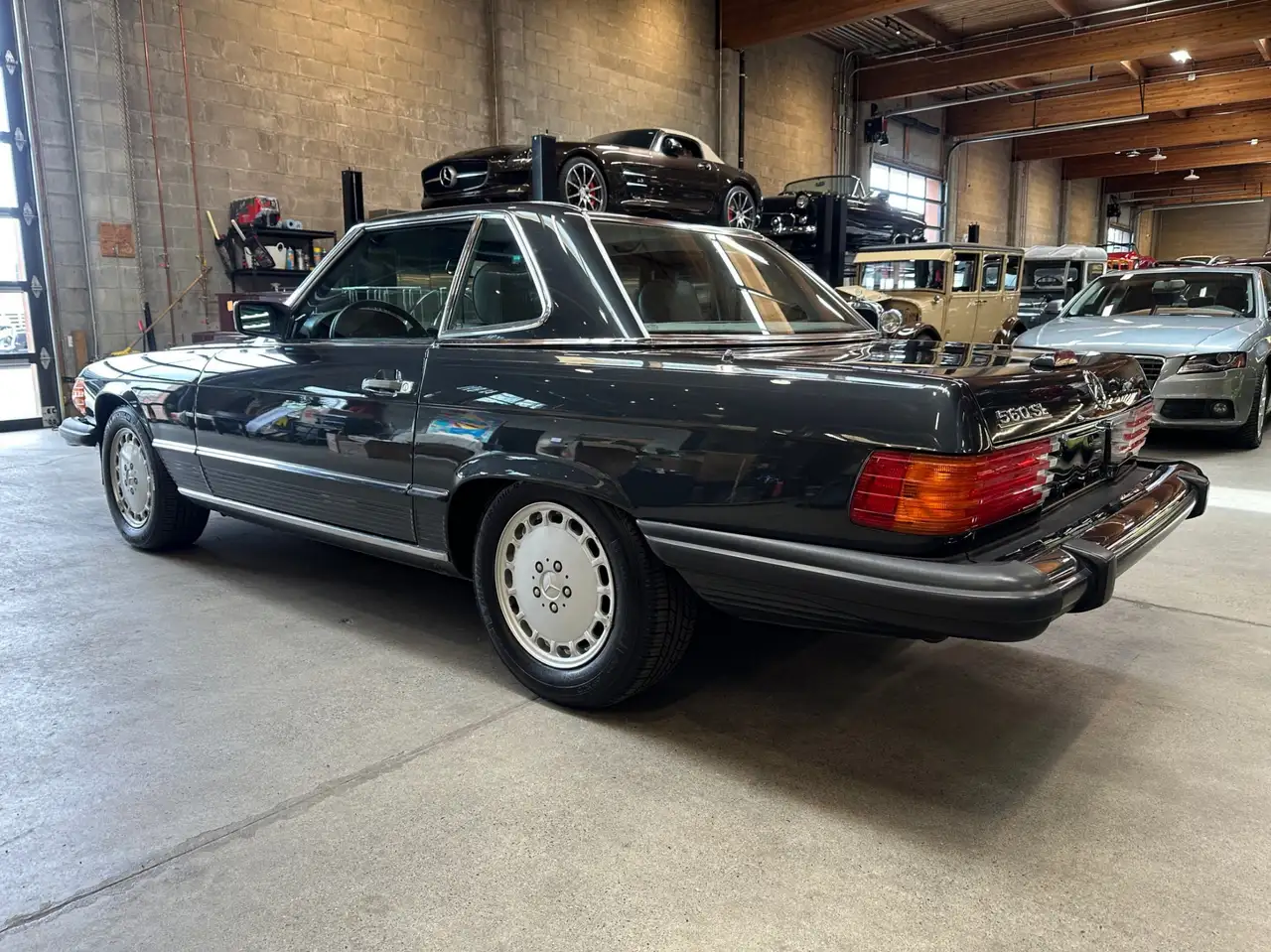 Mercedes-Benz 560 снимка Mercedes-Benz 560