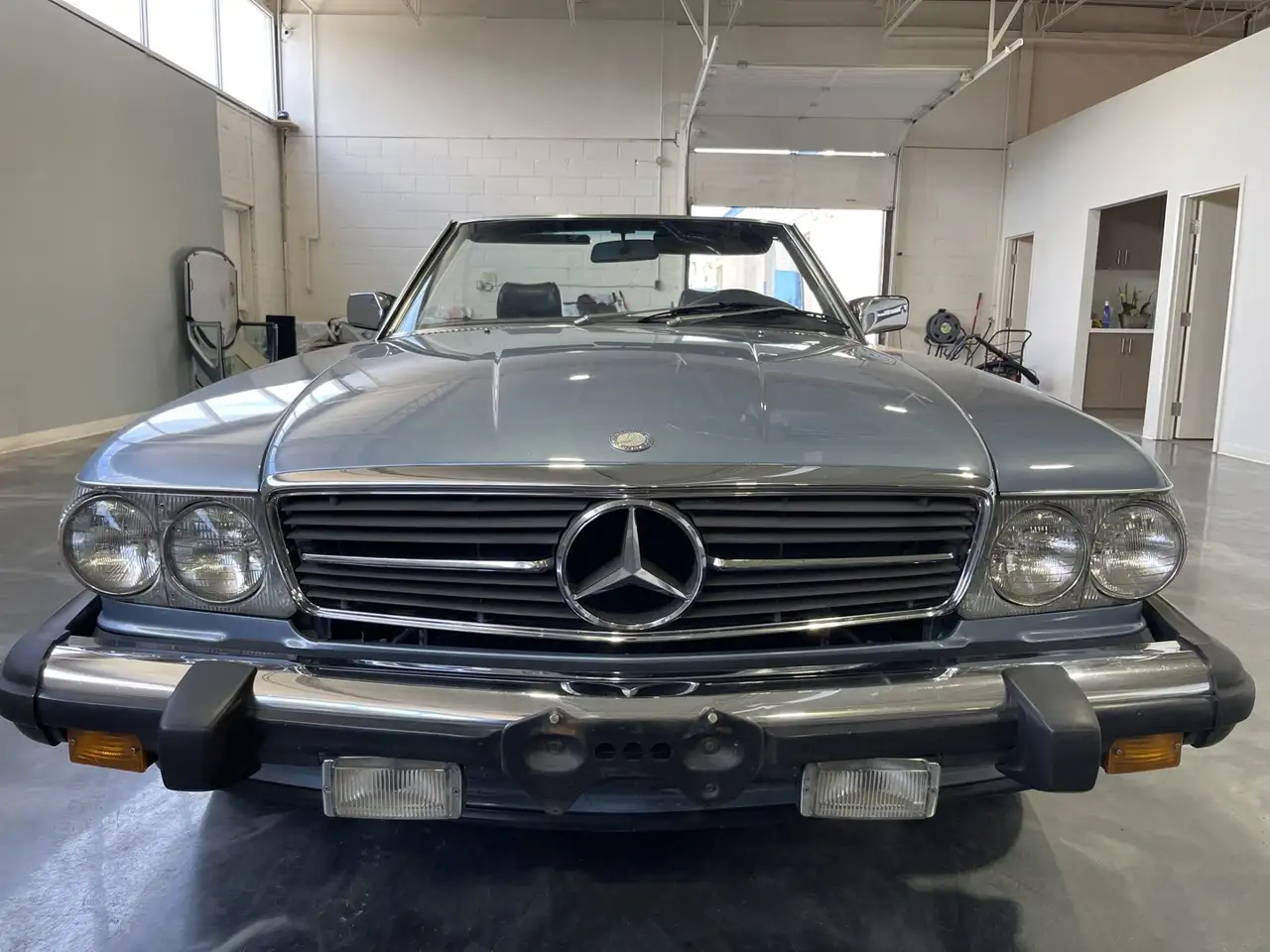 Mercedes-Benz 560 снимка Mercedes-Benz 560