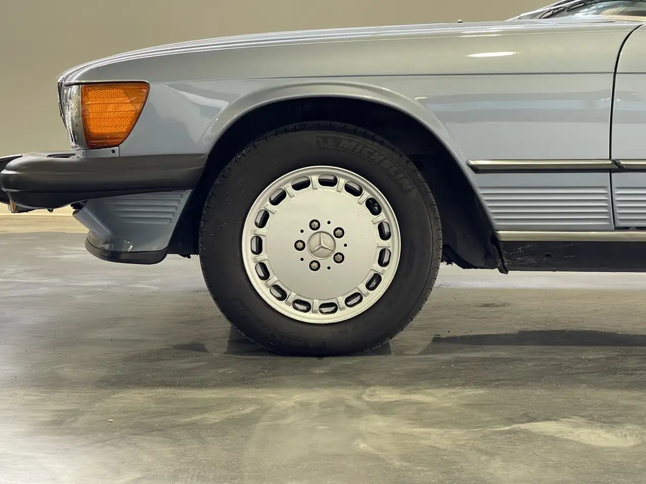 Mercedes-Benz 560 снимка Mercedes-Benz 560