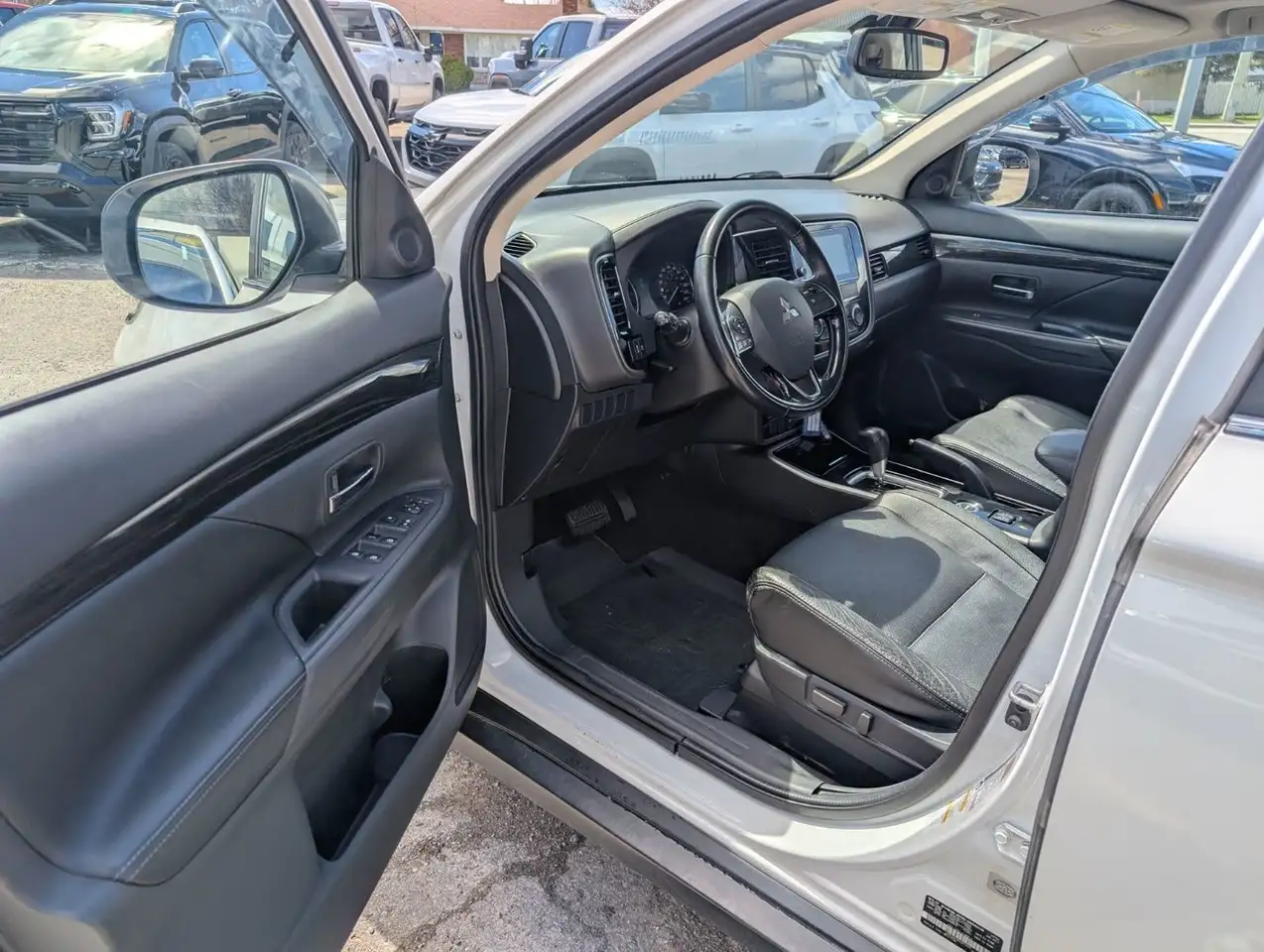 Mitsubishi Outlander снимка Mitsubishi Outlander