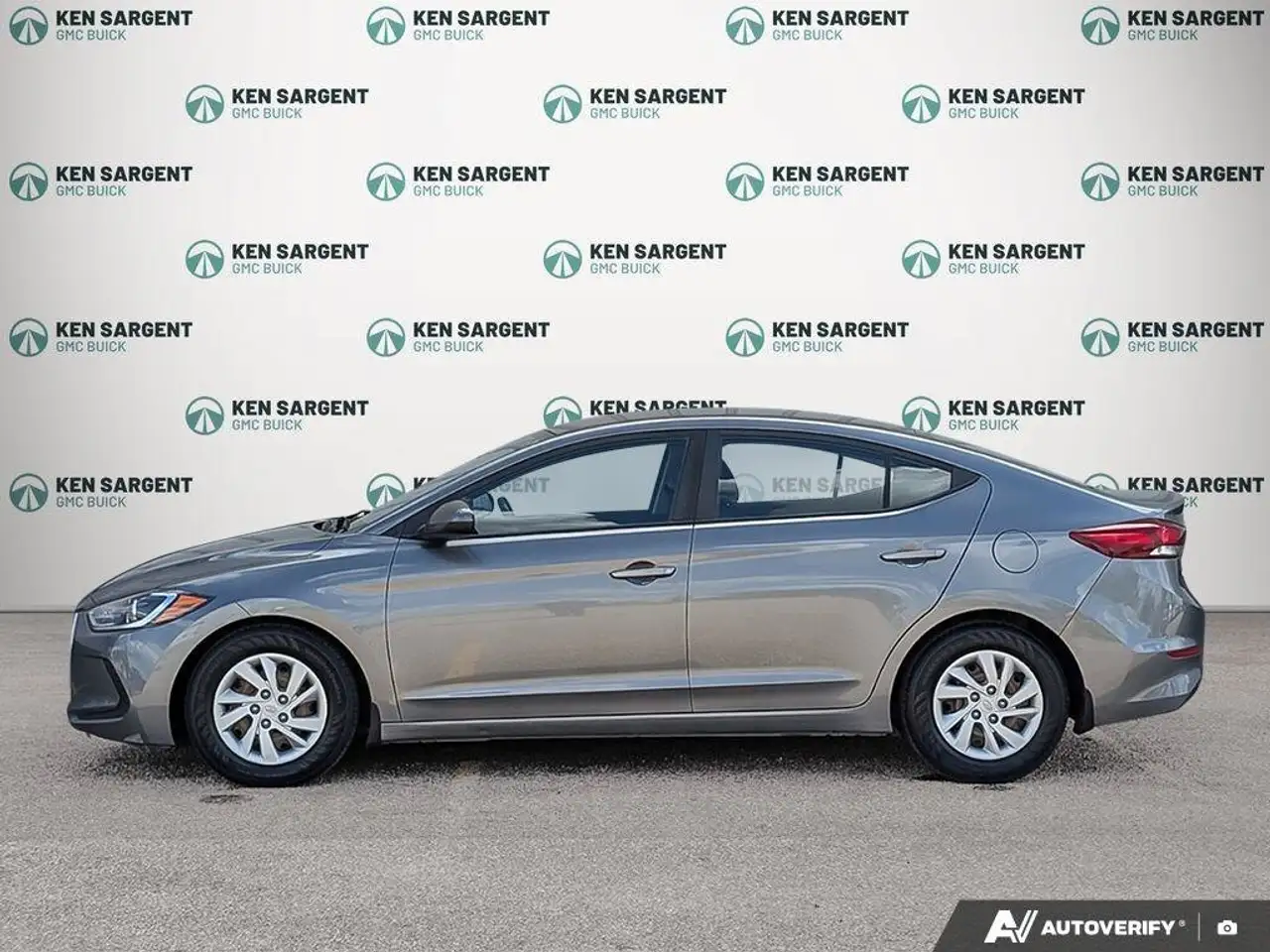 Hyundai ELANTRA photo Hyundai ELANTRA