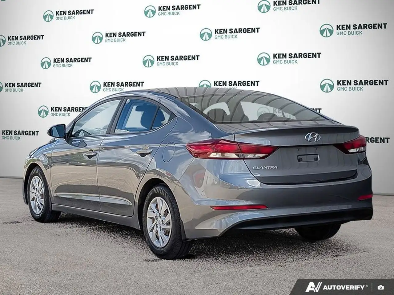Hyundai ELANTRA photo Hyundai ELANTRA