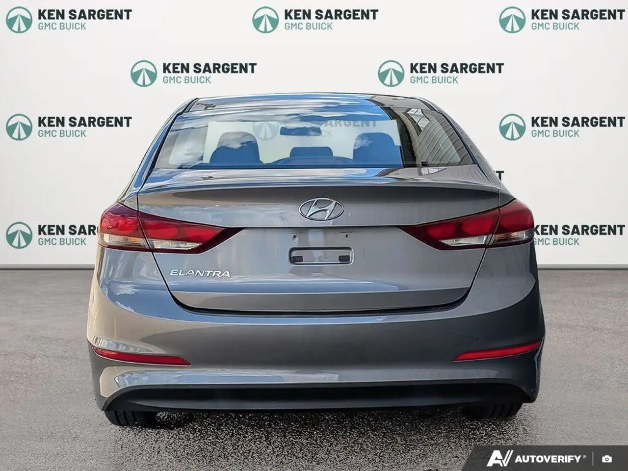 Hyundai ELANTRA photo Hyundai ELANTRA