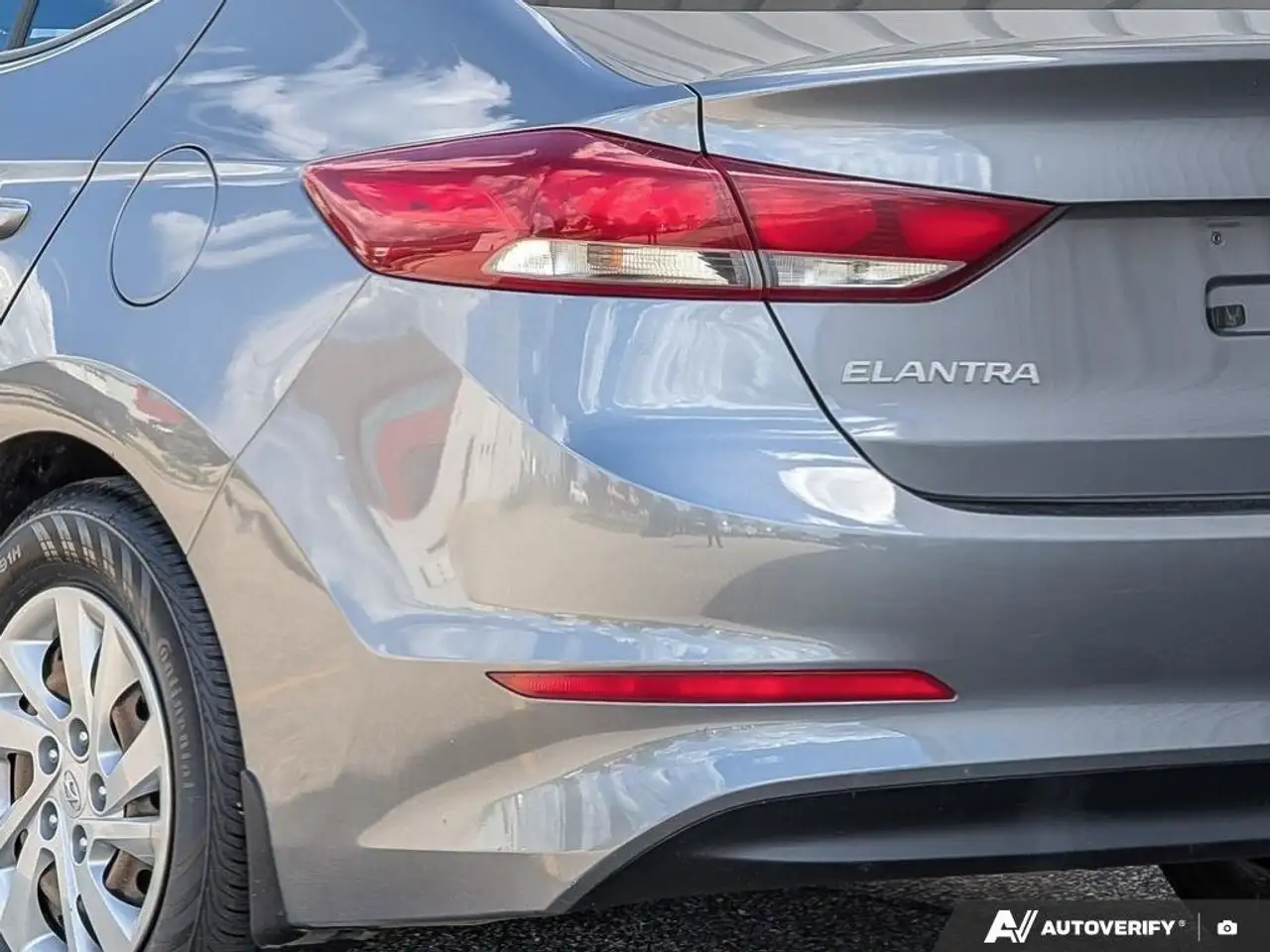 Hyundai ELANTRA photo Hyundai ELANTRA